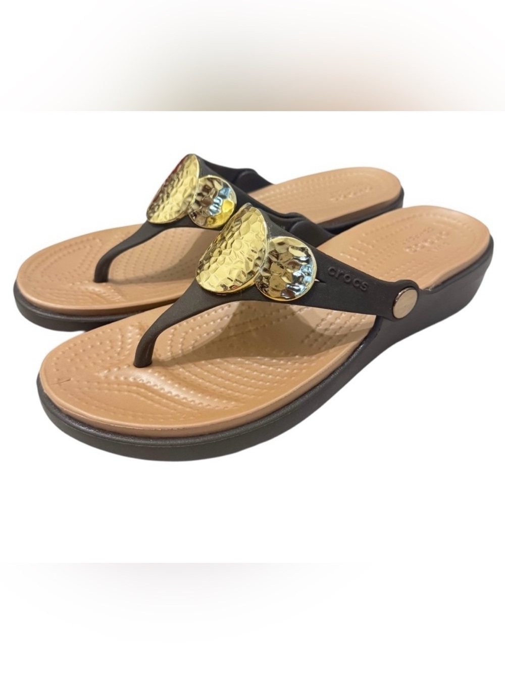 NWOT CROCS Sanrah Hammered Circle Wedge Flip Sandal Size 7